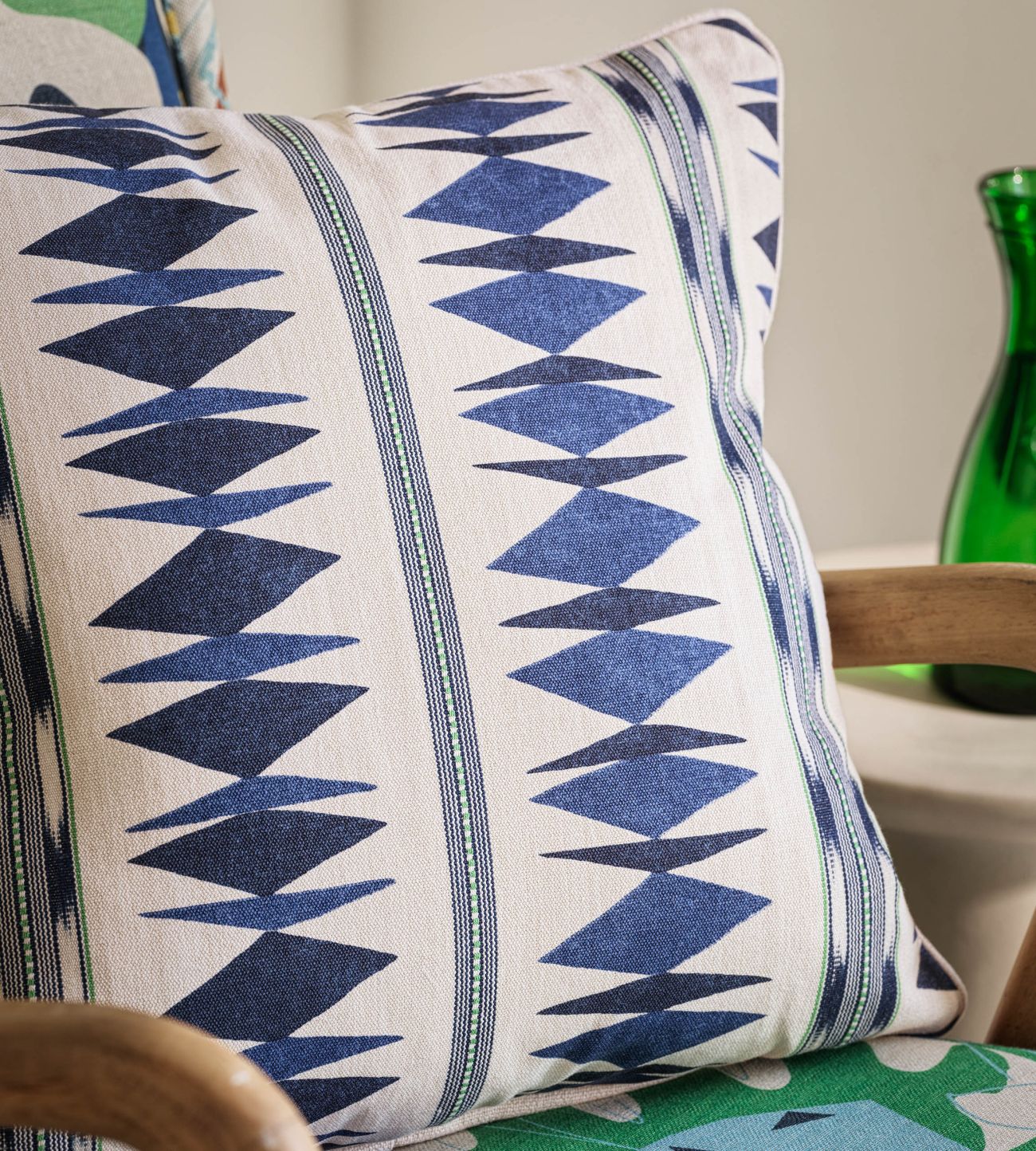 Английская ткань Osborne & Little, коллекция Irisa, артикул F7836-02 Английская ткань Osborne & Little, коллекция Irisa, артикул F7836-02